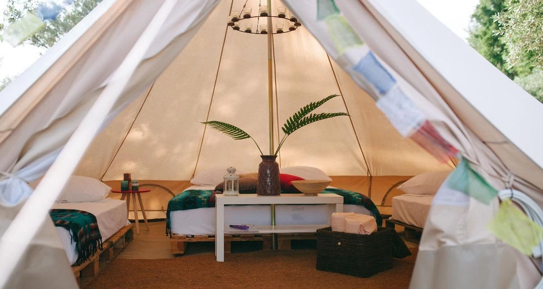 Η νέα μόδα στο κάμπινγκ ονομάζεται glamping – Βρίσκεται μόλις 2 ώρες από την Αθήνα